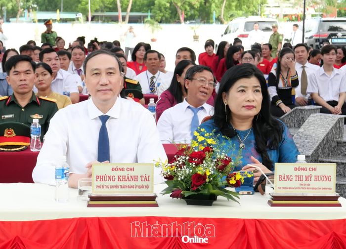 Các đồng chí: Phùng Khánh Tài, Đàng Thị Mỹ Hương tham dự lễ khai giảng tại điểm cầu Khánh Hòa.
