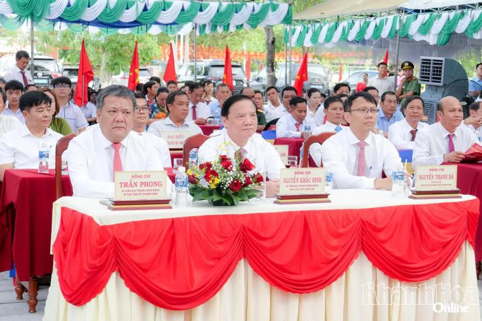 Các đồng chí: Nguyễn Khắc Định, Trần Phong, Nguyễn Thanh Hà dự lễ khai giảng.
