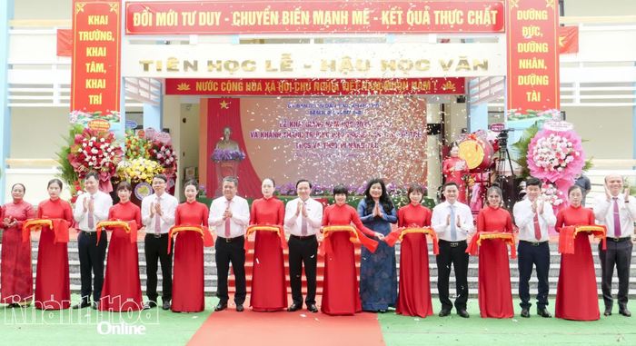 Các đồng chí lãnh đạo Trung ương, lãnh đạo tỉnh và đại biểu thực hiện nghi thức cắt băng khánh thành và đưa vào sử dụng Trường Phổ thông Dân tộc nội trú THCS và THPT Pi Năng Tắc.