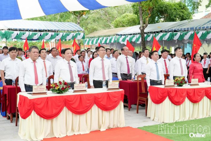 Các đồng chí lãnh đạo và các đại biểu thực hiện nghi thức chào cờ.