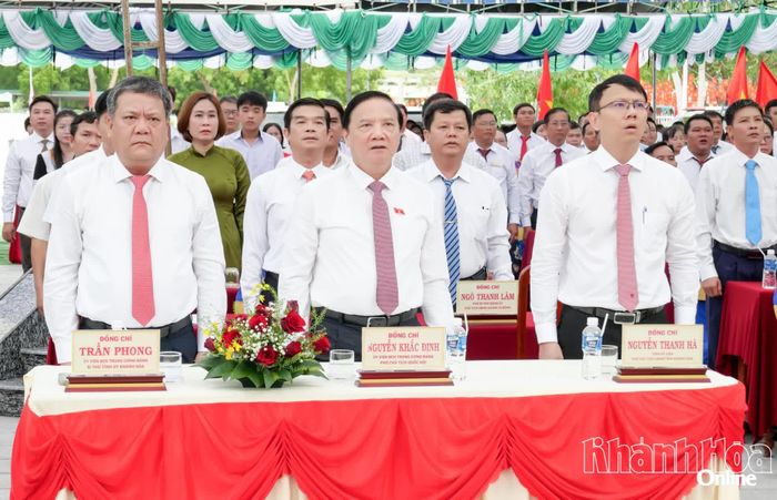 Các đồng chí: Nguyễn Khắc Định, Trần Phong, Nguyễn Thanh Hà thực hiện nghi thức chào cờ.