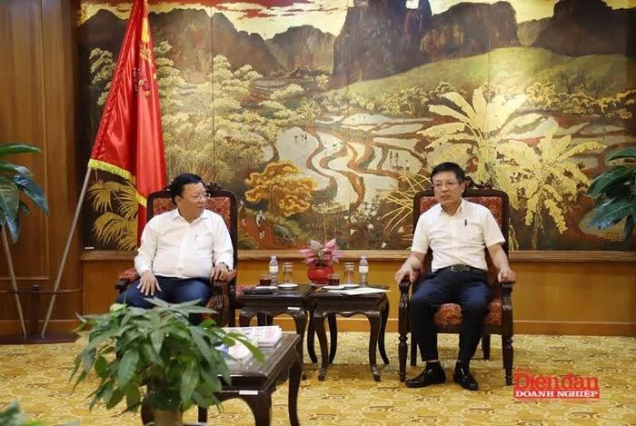 Chủ tịch VCCI Hồ Sỹ Hùng (bên phải) và Phó Chủ tịch UBND tỉnh Khánh Hòa Lê Huyền (bên trái) tại cuộc làm việc chiều 4-9.