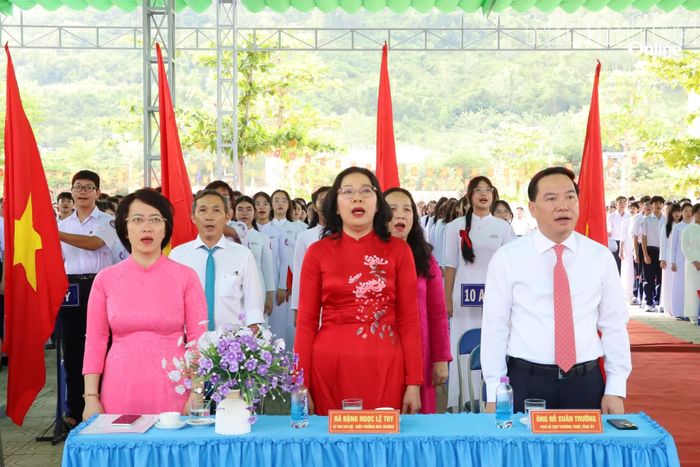 Đồng chí Hồ Xuân Trường và các đại biểu thực hiện nghi thức chào cờ.