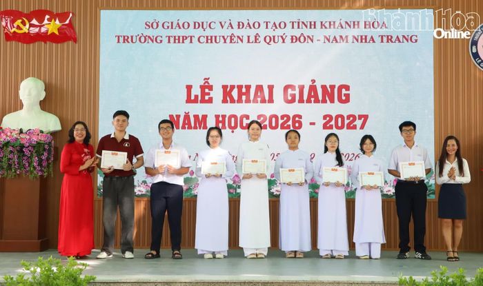 Lãnh đạo Trường THPT Chuyên Lê Quý Đôn -  Nam Nha Trang trao khen thưởng cho các học sinh.