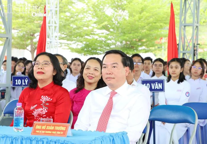 Đồng chí Hồ Xuân Trường và các đại biểu tham dự lễ khai giảng tại Trường THPT Chuyên Lê Quý Đôn - Nam Nha Trang.