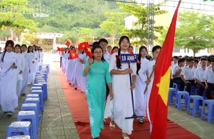 Trường THPT Chuyên Lê Quý Đôn - Nam Nha Trang chào đón 277 học sinh khối lớp 10.
