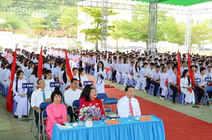 Quang cảnh lễ khai giảng tại Trường THPT Chuyên Lê Quý Đôn - Nam Nha Trang.