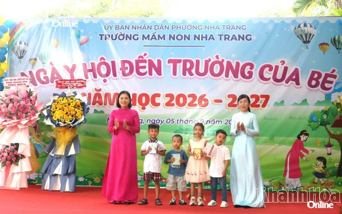 Đồng chí Trần Thu Mai và đại diện Sở Giáo dục và Đào tạo trao quà cho trẻ mầm non có hoàn cảnh khó khăn.