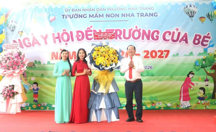 Lãnh đạo phường Nha Trang tặng hoa chúc mừng nhà trường.