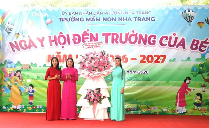 Đồng chí Trần Thu Mai tặng hoa chúc mừng Trường Mầm non Nha Trang.