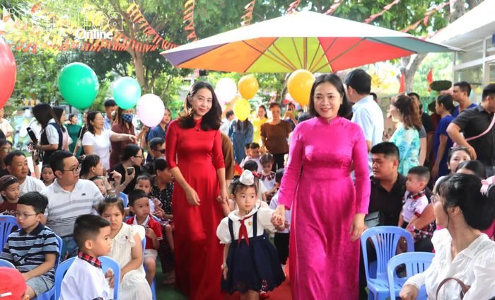 Đồng chí Trần Thu Mai và lãnh đạo nhà trường đón các cháu 3 tuổi vào trường.