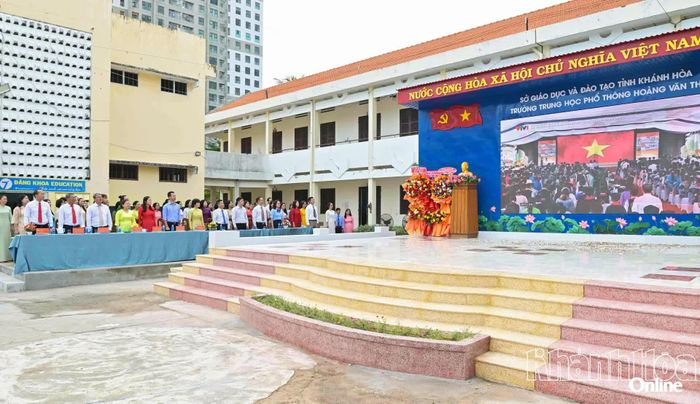 Lãnh đạo tỉnh cùng các đại biểu thực hiện nghi thức chào cờ, hát Quốc ca đồng thời với điểm cầu trung tâm.