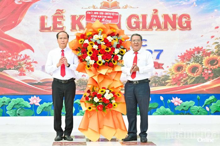 Đồng chí Nguyễn Khắc Hà tặng hoa chúc mừng nhà trường nhân dịp khai giảng năm học mới.