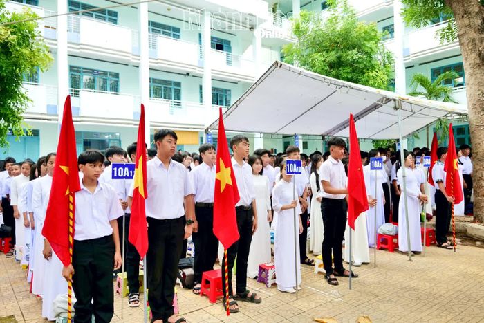 Các học sinh lớp 10 Trường THPT Nguyễn Du - Ninh Sơn tại lễ khai giảng.