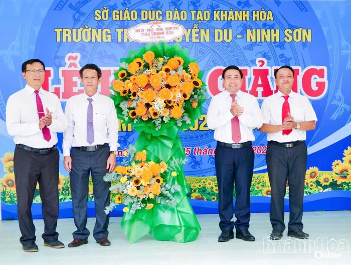 Đồng chí Lâm Đông tặng hoa chúc mừng Trường THPT Nguyễn Du - Ninh Sơn nhân dịp khai giảng năm học 2026 - 2027.