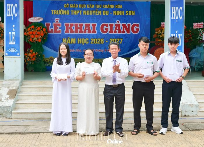 Đại diện nhà trường khen thưởng học sinh đạt thành tích cao trong kỳ thi tuyển sinh vào lớp 10.