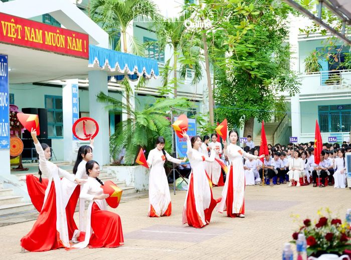 Tiết mục văn nghệ tại lễ khai giảng.