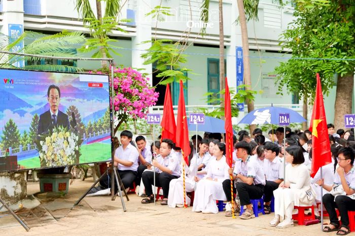 Học sinh Trường THPT Nguyễn Du - Ninh Sơn nghe Bộ trưởng Bộ Giáo dục và Đào tạo đọc Thư của Tổng Bí thư, Chủ tịch nước Tô Lâm gửi ngành Giáo dục nhân dịp khai giảng năm học mới.