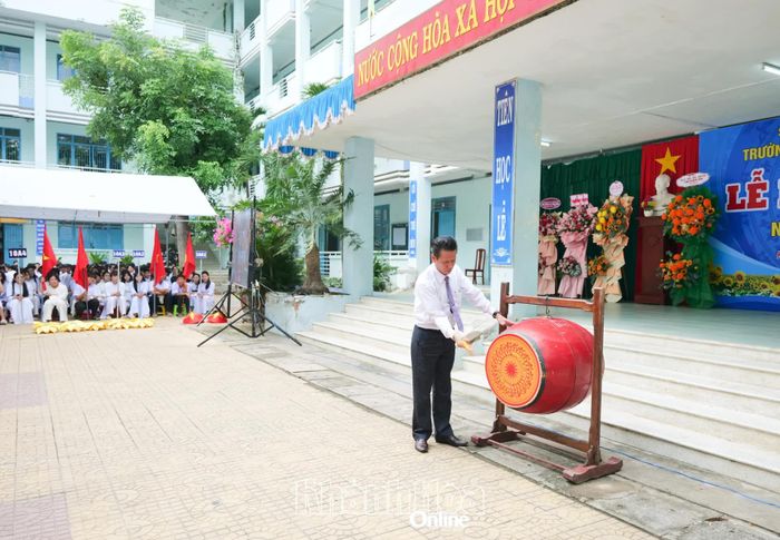 Thầy Trần Việt Quốc - Hiệu trưởng Trường THPT Nguyễn Du - Ninh Sơn đánh trống khai giảng năm học 2026 - 2027.