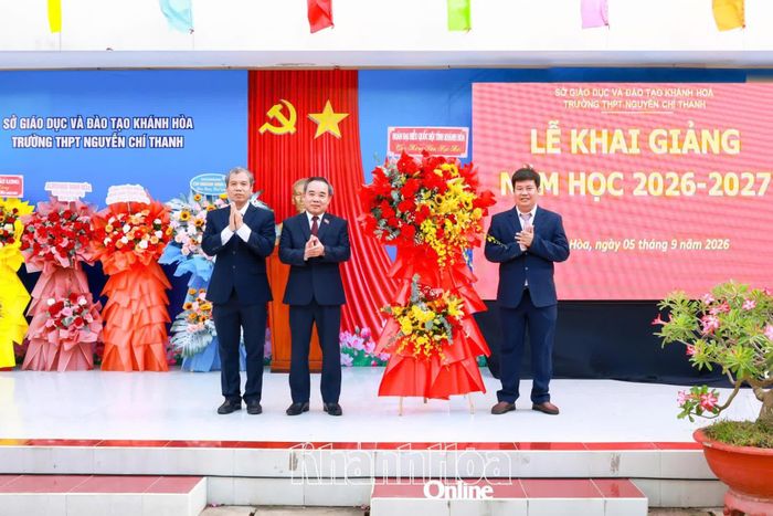 Đồng chí Lê Hữu Trí trao lẵng hoa chúc mừng nhà trường nhân dịp lễ khai giảng.