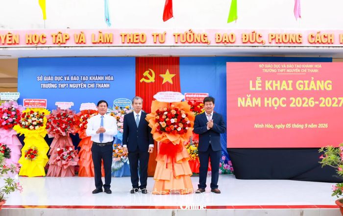Lãnh đạo phường Ninh Hòa trao lẵng hoa chúc mừng nhà trường nhân dịp lễ khai giảng.
