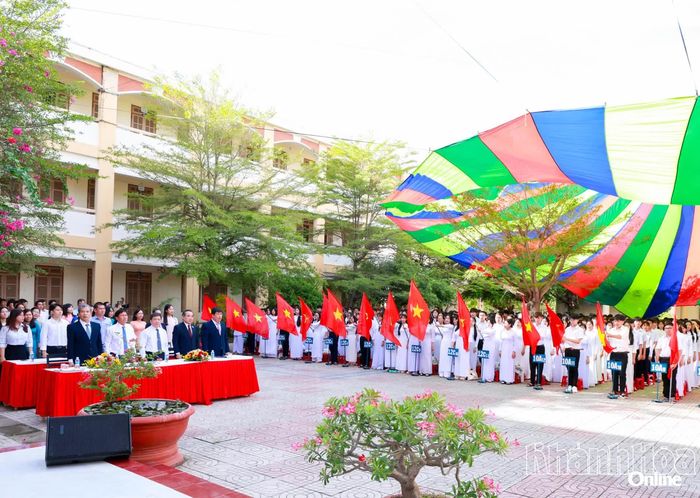 Nghi thức chào cờ tại lễ khai giảng.