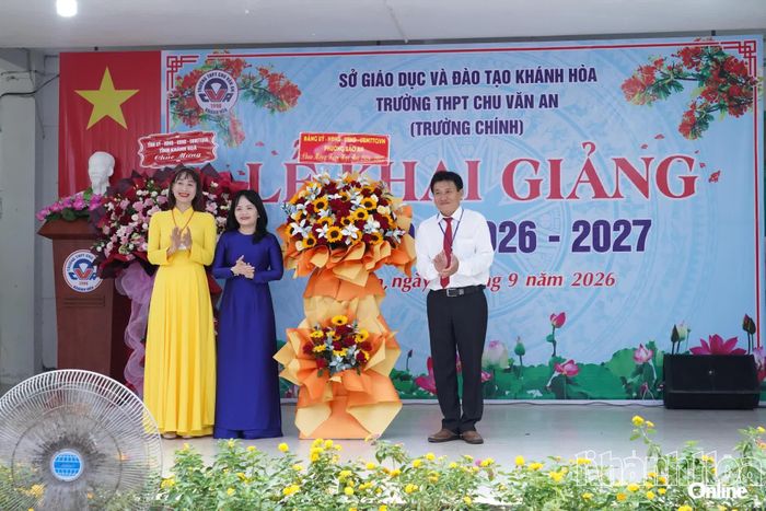 Lãnh đạo phường Bảo An tặng hoa chúc mừng nhà trường.