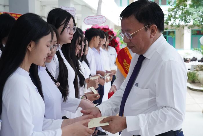 Đồng chí Lê Huyền trao học bổng cho các em học sinh.