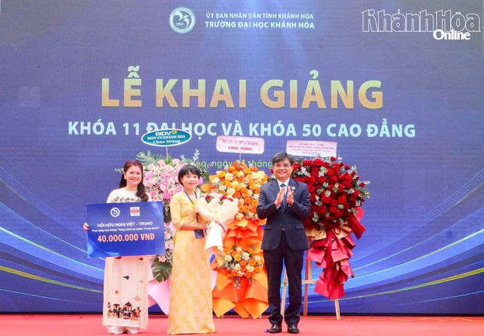 Doanh nghiệp trao tặng học bổng cho Trường Đại học Khánh Hòa.