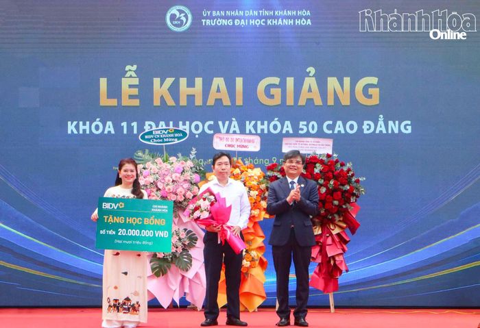 Doanh nghiệp trao tặng học bổng cho Trường Đại học Khánh Hòa.