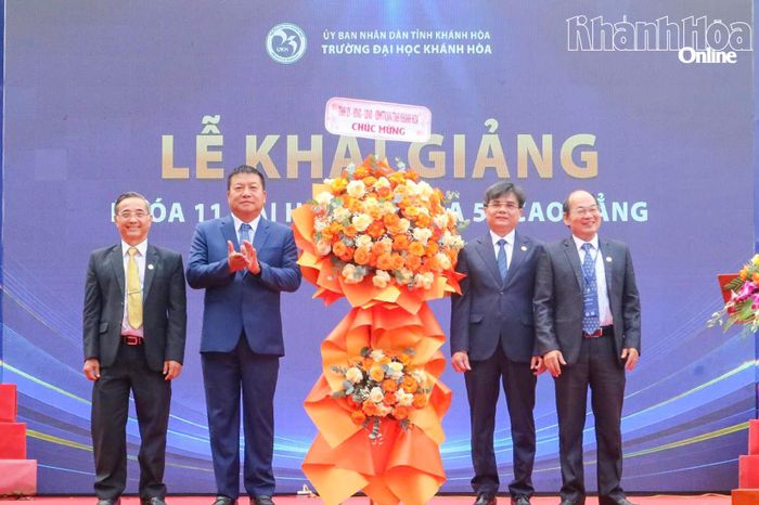Đồng chí Võ Hoàn Hải tặng hoa chúc mừng nhà trường nhân dịp khai giảng năm học mới.