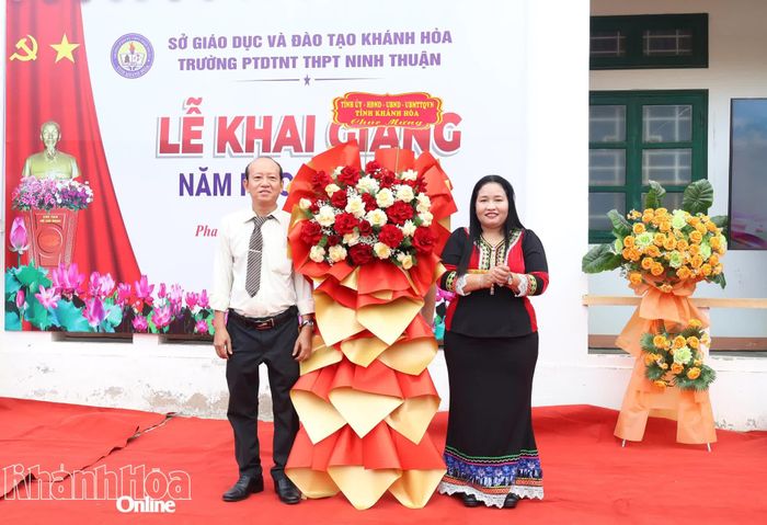 Đồng chí Chamaléa Thị Thủy tặng hoa chúc mừng Trường Phổ thông Dân tộc nội trú THPT Ninh Thuận.