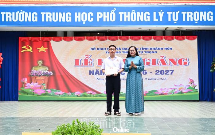 Lãnh đạo nhà trường trao giấy khen cho học sinh đạt thủ khoa xét tốt nghiệp THPT tại trường trong kỳ thi tốt nghiệp THPT năm 2026 của tỉnh.