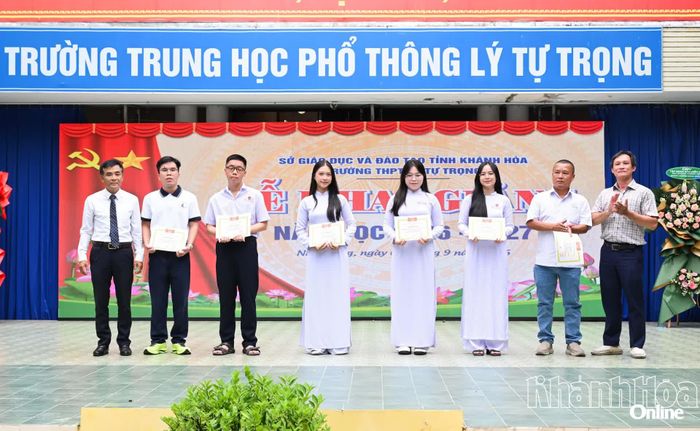 Các học sinh đạt điểm 10 trong kỳ thi tốt nghiệp THPT năm 2026 được nhận giấy khen.