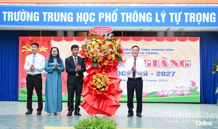 Đồng chí Nguyễn Việt Hùng tặng hoa chúc mừng nhà trường.