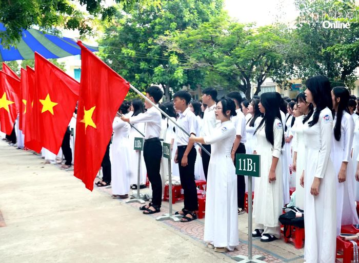Học sinh thực hiện nghi thức chào cờ.