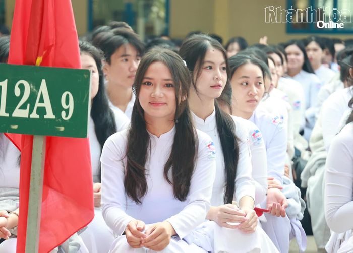 Học sinh dự lễ khai giảng.