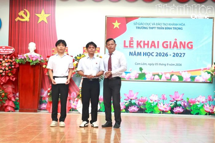 Lãnh đạo nhà trường khen thưởng các học sinh đạt thành tích cao trong năm học 2025 - 2026.