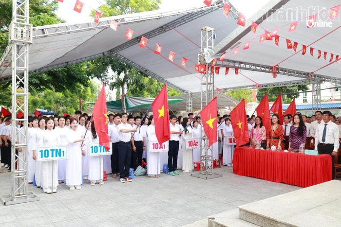 Lãnh đạo nhà trường cùng học sinh tham dự lễ khai giảng.