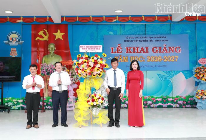 Đồng chí Nguyễn Tiến Đức tặng hoa của Tỉnh ủy - HĐND- UBND-UBMTTQ Việt Nam tỉnh Khánh Hòa chúc mừng lãnh đạo nhà trường.