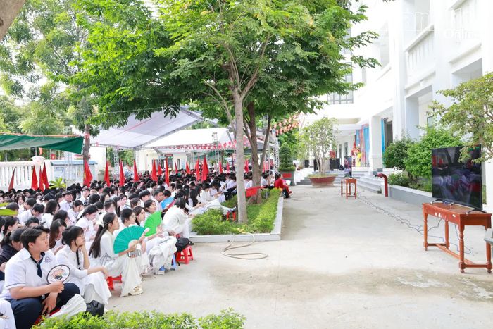 Học sinh theo dõi truyền hình trực tiếp.