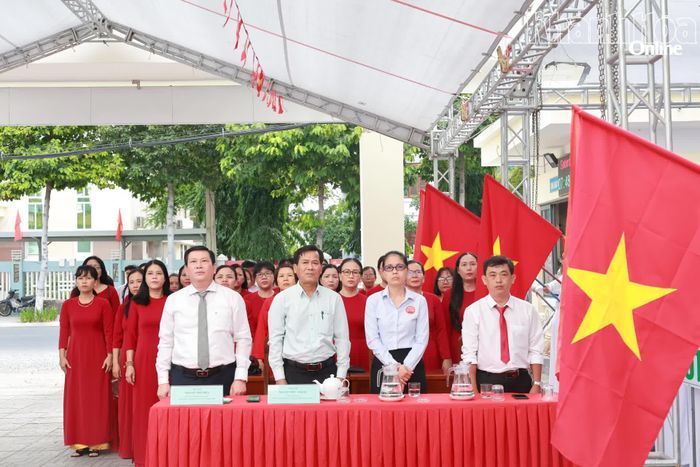 Đồng chí Nguyễn Tiến Đức cùng các đại biểu dự lễ khai giảng tại Trường THPT Nguyễn Trãi – Phan Rang.