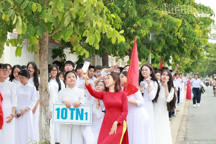 Cô giáo chụp hình cùng các học sinh khối 10 tại lễ khai giảng năm học mới.