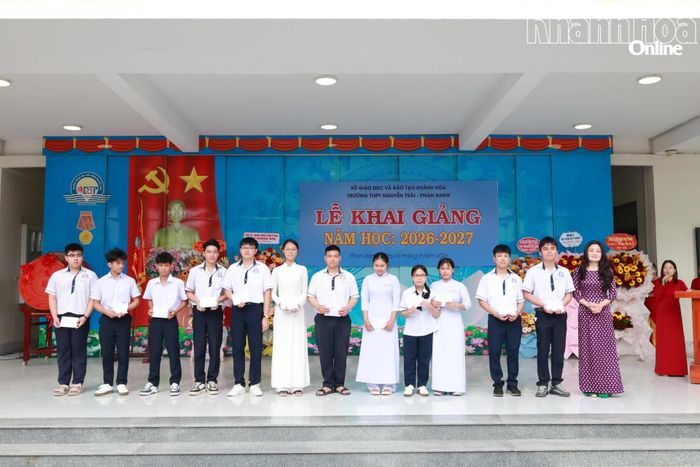 Nhà tài trợ trao học bổng cho các học sinh nghèo vượt khó.