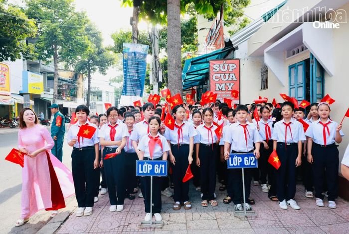 Học sinh khối lớp 6 chuẩn bị vào Trường THCS Tây Nha Trang để dự lễ khai giảng năm học mới.