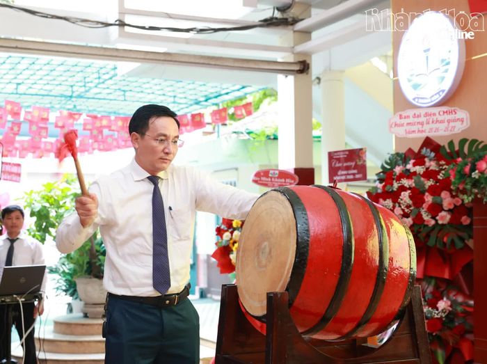 Thầy giáo Nguyễn Anh Hữu - Hiệu trưởng Trường THCS Tây Nha Trang đánh trống khai giảng năm học mới.