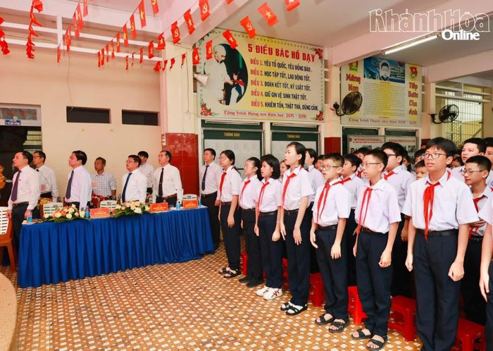 Đại biểu, giáo viên và học sinh trường THCS Tây Nha Trang thực hiện nghi lễ chào cờ.