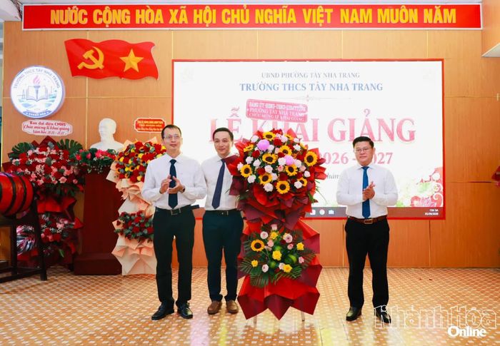 Ông Nguyên Đức Tân - Bí thư Đảng ủy phường Tây Nha Trang tặng hoa chúc mừng Trường THCS Tây Nha Trang.