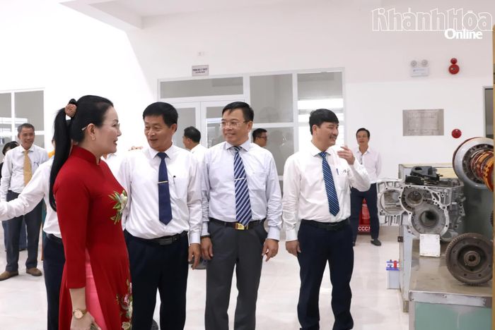 Các đại biểu tham quan phòng học mới.