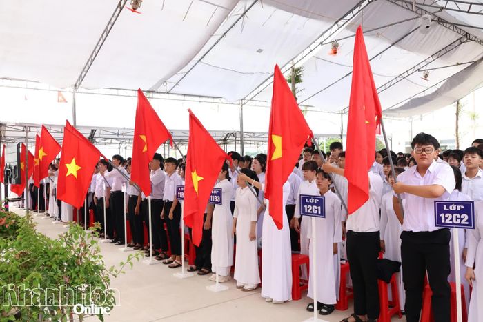 Các em học sinh thực hiện nghi thức chào cờ.